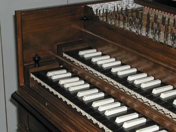 Claviers avec l'octave courte à doubles feintes brisées