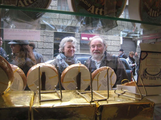 <p>Annie et Pierre devant une vitrine gourmande.</p>