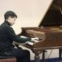 Diego Ares jouant le programme d'un concert de Wanda Landowska en Galice.