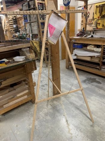 Préparation du cordage d'un clavecin