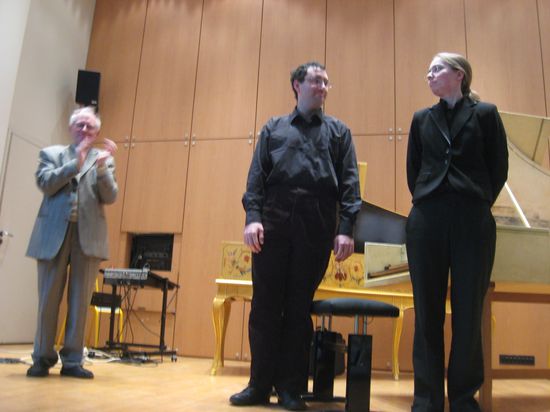 <p>Anaïs-Gaëll Lozac'h et Jean-Pierre Hervet avec Alain Louvier.</p>